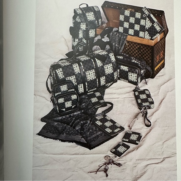 Authentic Louis Vuitton 2015-2016 Fall Winter Book - Picture 8 of 15